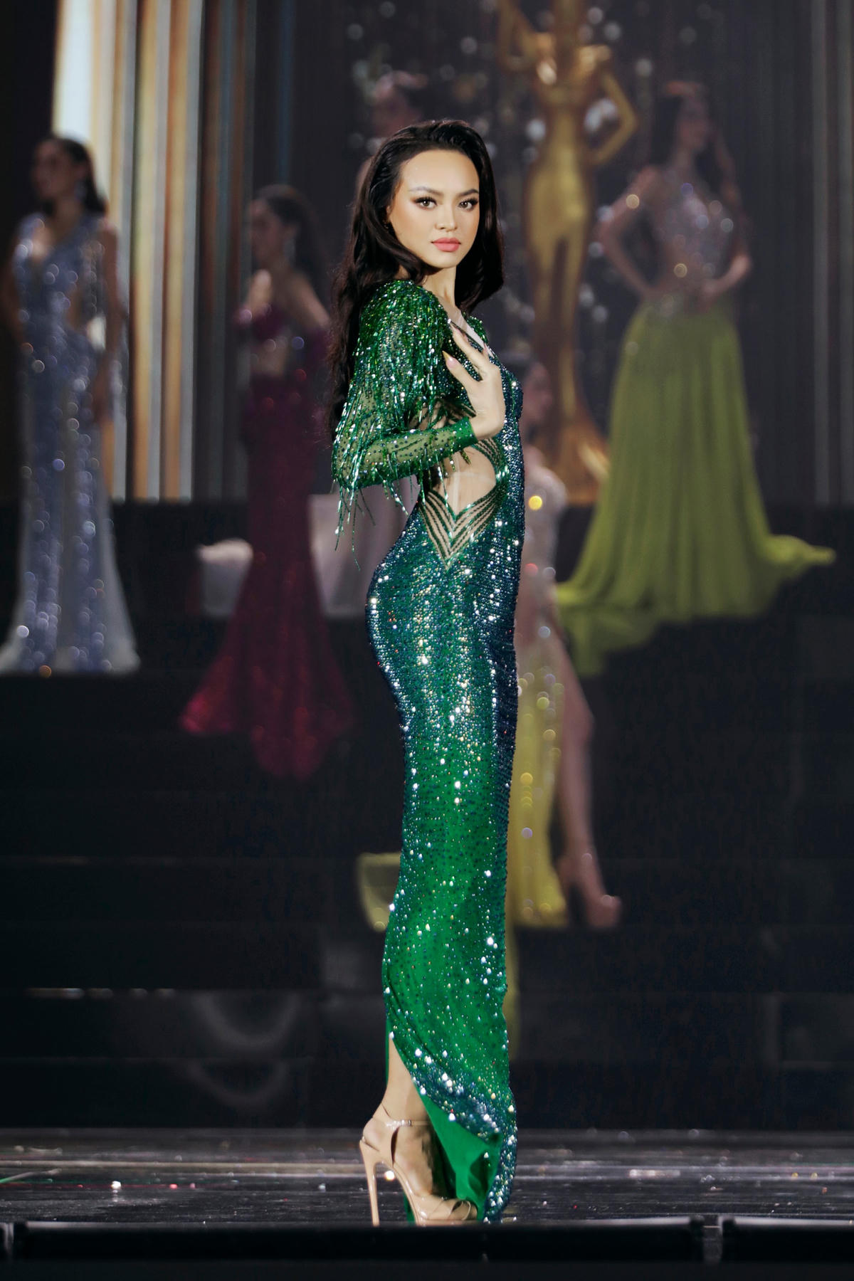 Mai Ngô  cùng Top 15 thí sinh Hoa hậu Hòa bình trình diễn trang phục dạ hội trong đêm chung kết Miss Grand Vietnam 2022. 