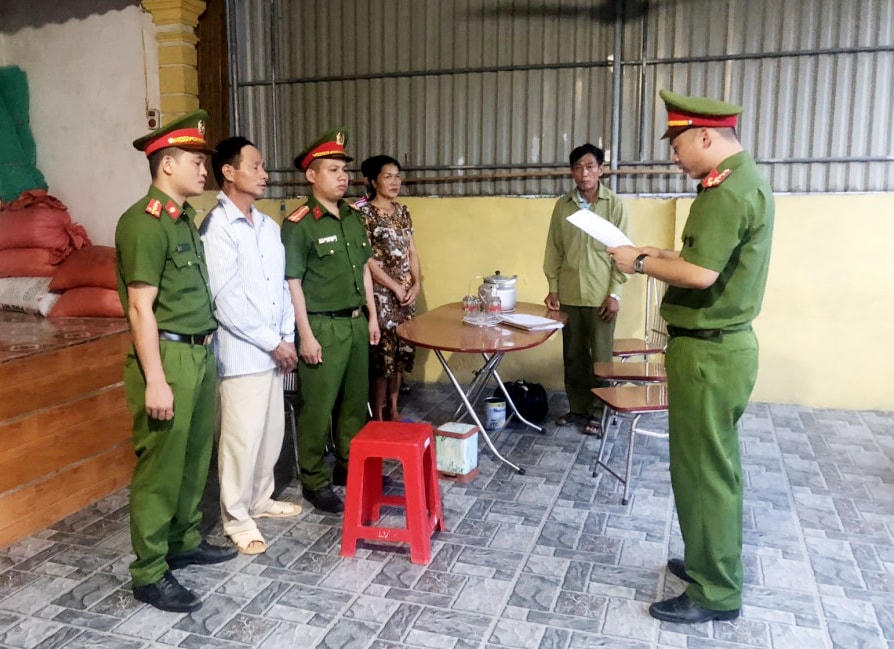 Công an huyện Đức Thọ tiến hành bắt giữ Nguyễn Văn Vinh.