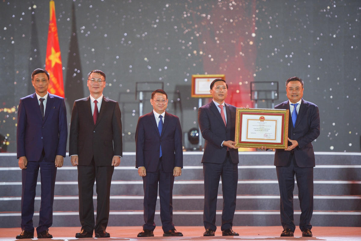 Chủ tịch UBND thành phố Trần Sỹ Thanh trao Bằng công nhận huyện Mê Linh đạt chuẩn nông thôn mới năm 2020.
