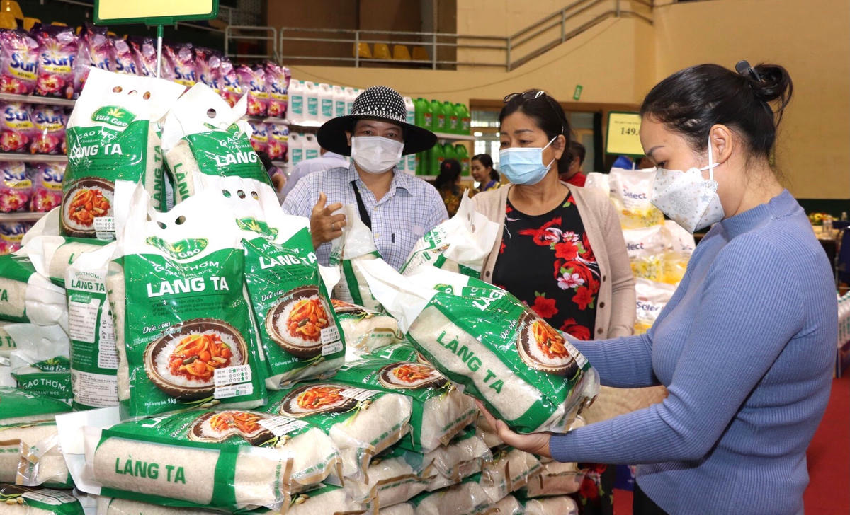 Người dân có hoàn cảnh khó khăn mua hàng tại “Siêu thị mini Tết 0 đồng”.