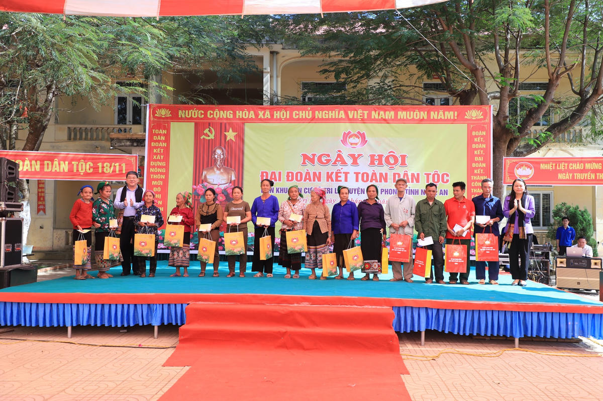 Cũng tại buổi lễ, bà Nguyễn Thị Thu Hà, Ủy viên Trung ương Đảng, Phó Chủ tịch - Tổng Thư ký UBTƯ MTTQ Việt Nam trao tặng 15 suất quà gửi tặng cho các hộ nghèo đặc biệt khó khăn.