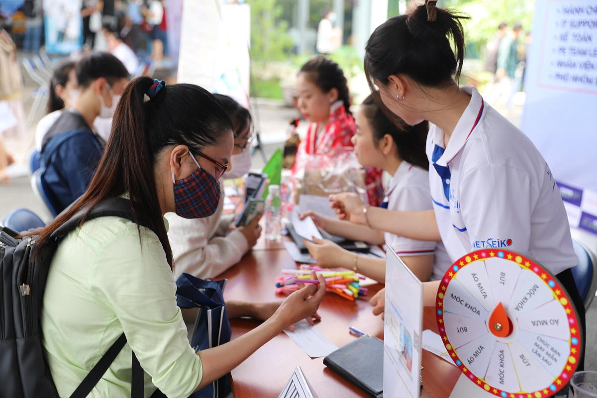 Cử nhân các ngành khoa học công nghệ tìm hiểu cơ hội việc làm tại Ngày hội vệc làm Khu Công nghệ cao TPHCM lần 1 năm 2023. Ảnh: Hồng Phúc.