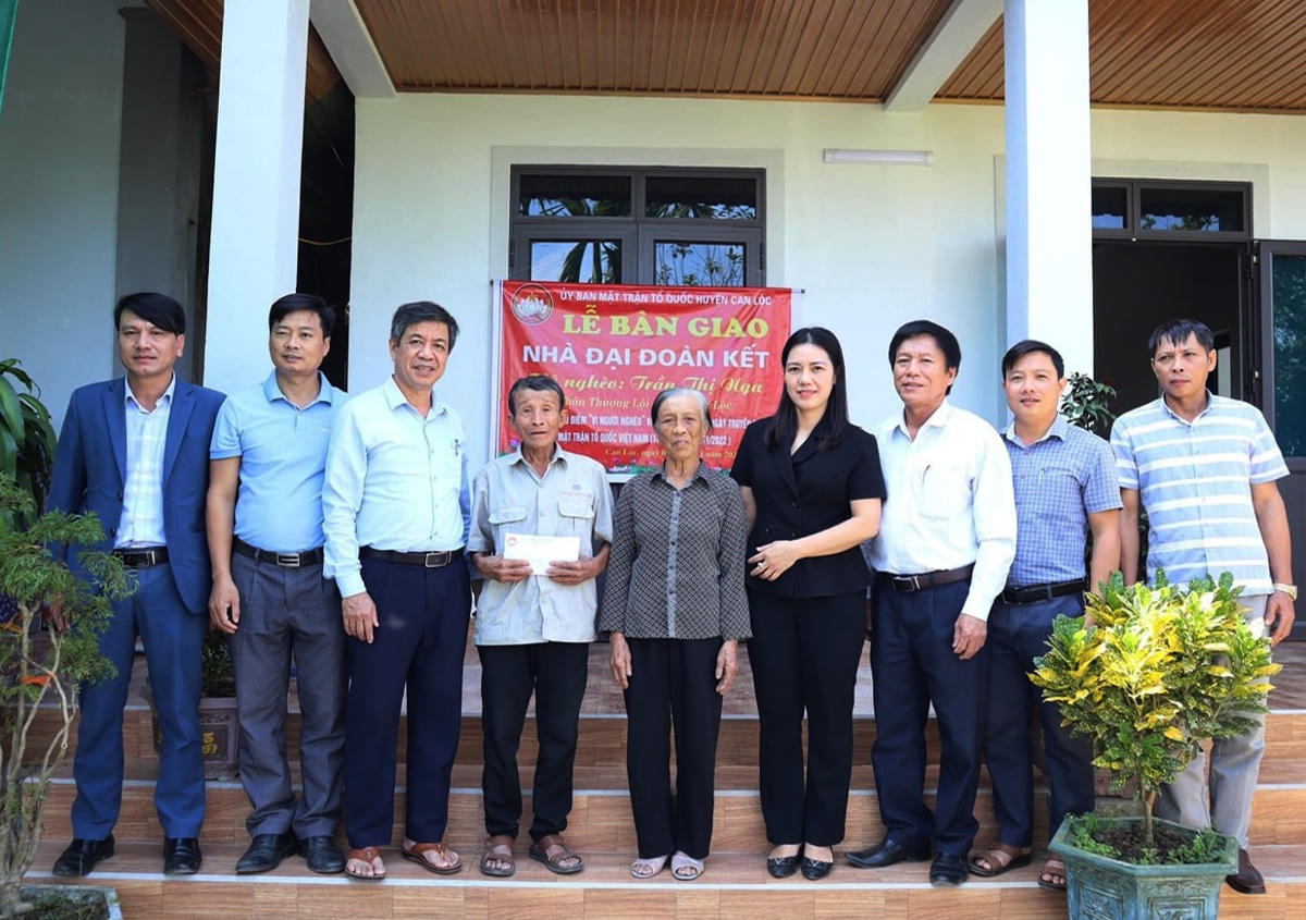 Uỷ ban MTTQ huyện Can Lộc phối hợp cùng chính quyền địa phương bàn giao nhà Đại đoàn kết cho gia đình bà Trần Thị Nga.