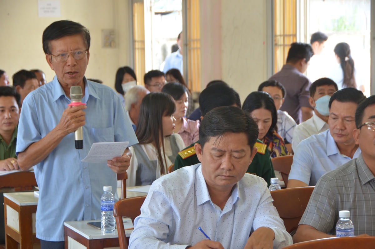 Cử tri phường 1, TX Giá Rai tỉnh Bạc Liêu nêu ý kiến, kiến nghị tại buổi tiếp xúc.