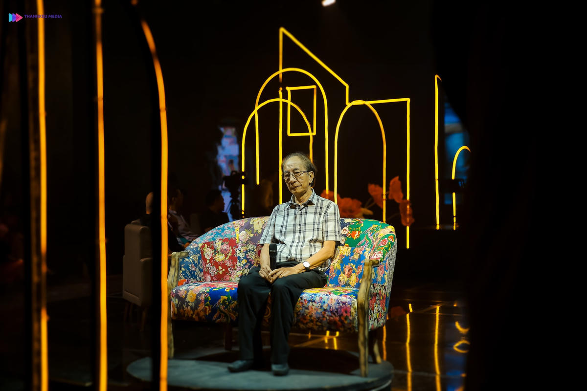 Đạo diễn, NSND Nguyễn Hữu Phần mang đến câu chuyện đầy màu sắc hoài niệm khi ông tự nhận mình là “người của những con ngõ”.