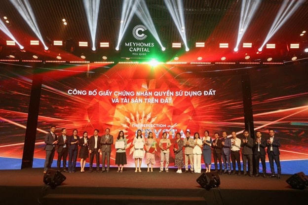 Đông đảo chủ nhân Meyhomes Capital Phú Quốc đã nhận Giấy chứng nhận quyền sử dụng đất tại sự kiện.