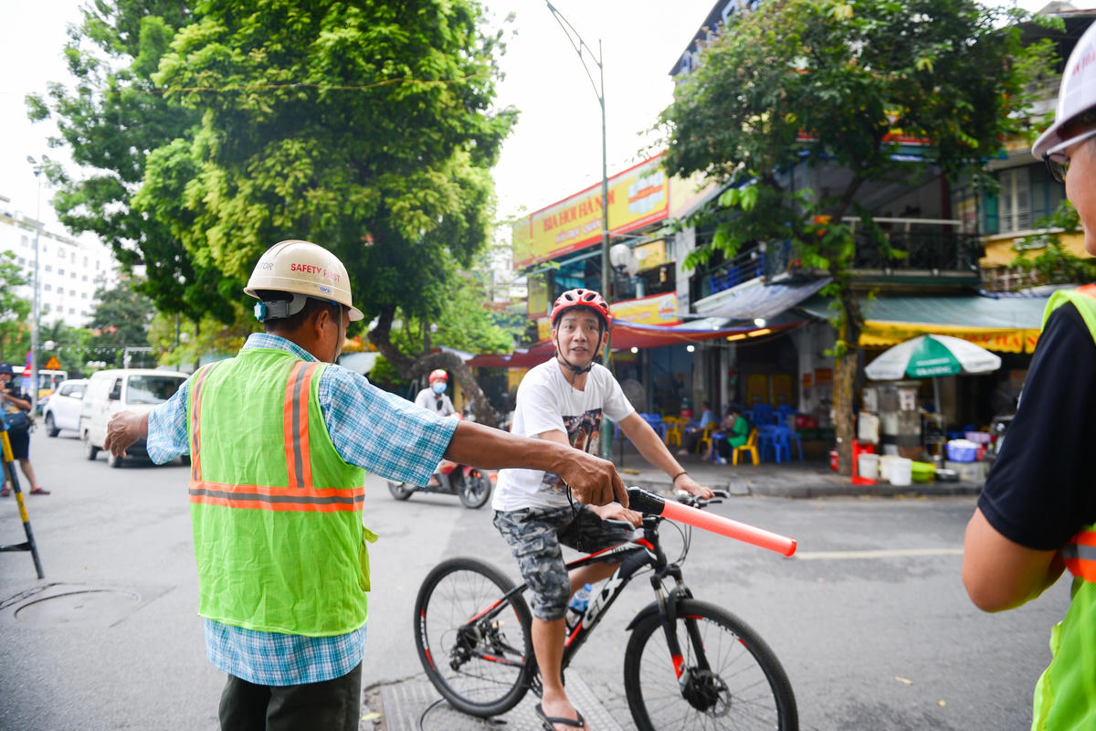 Do chưa kịp nắm bắt thông tin, nhiều người dân bỡ ngỡ, lúng túng trước công tác phân luồng giao thông. 