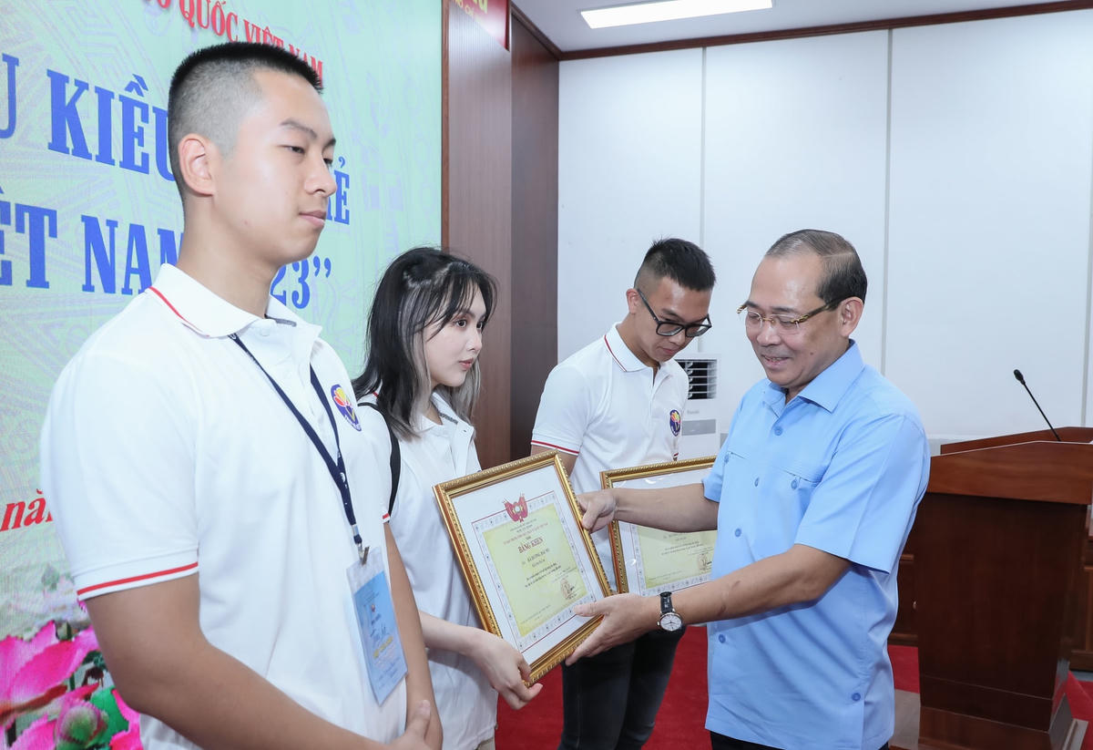Phó Chủ tịch Hoàng Công Thủy gặp mặt kiều bào trẻ tham dự Trại hè Việt Nam 2023