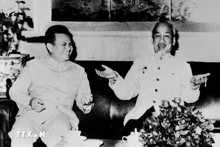 Chủ tịch Hồ Chí Minh tiếp thân mật với đồng chí Kaysone Phomvihane, Trưởng đoàn đại biểu Đảng và Mặt trận Lào yêu nước sang thăm hữu nghị Việt Nam (năm 1966). (Ảnh: Tư liệu TTXVN)