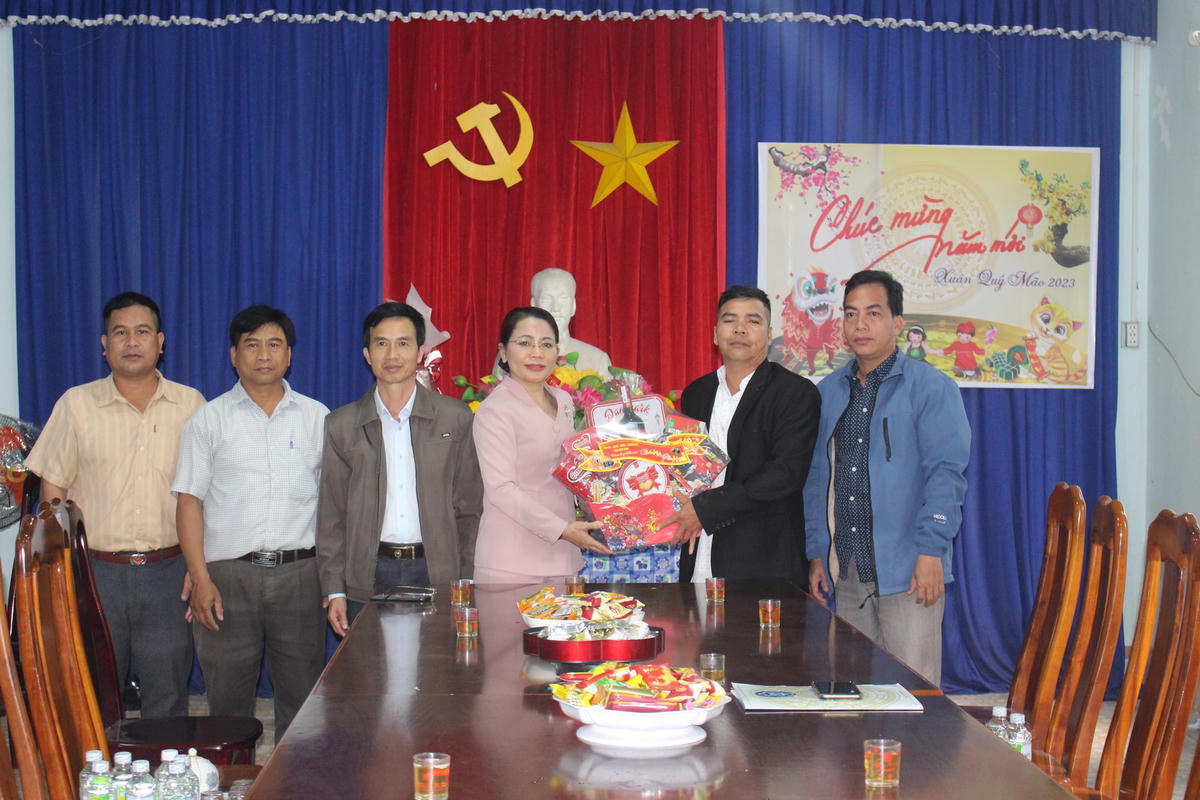Chủ tịch Ủy ban MTTQ Việt Nam tỉnh Bình Định Nguyễn Thị Phong Vũ thăm và tặng quà Tết cho Đảng ủy, HĐND, UBND, UB MTTQ Việt Nam xã Vĩnh Hòa, huyện Vĩnh Thạnh.