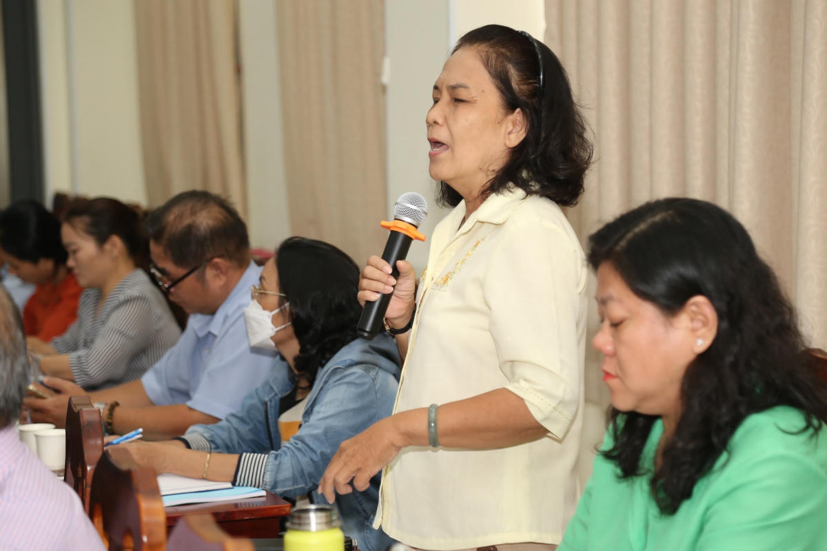 Một đại biểu đóng góp tại hội nghị phản biện xã hội.