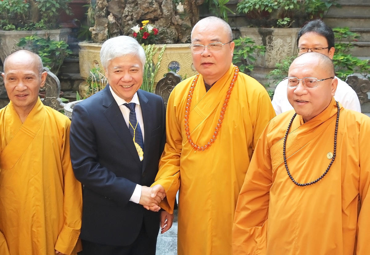 Chủ tịch Đỗ Văn Chiến chúc mừng Đại lễ Phật đản năm 2023 tại Chùa Quán Sứ