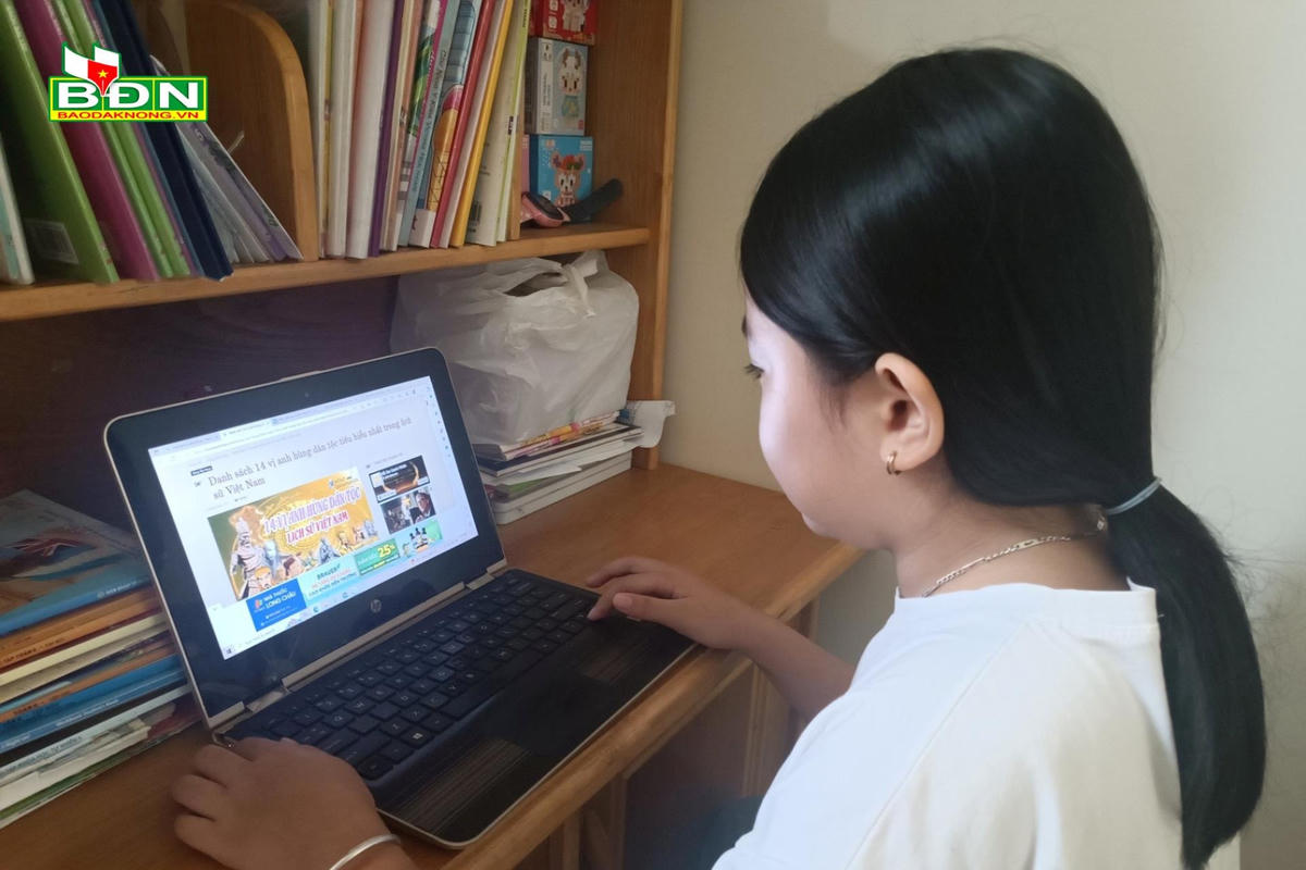 Cần “bức tường lửa” để bảo vệ các em nhỏ trên nền tảng mạng xã hội. nguồn Ảnh: Báo Đắk Nông.