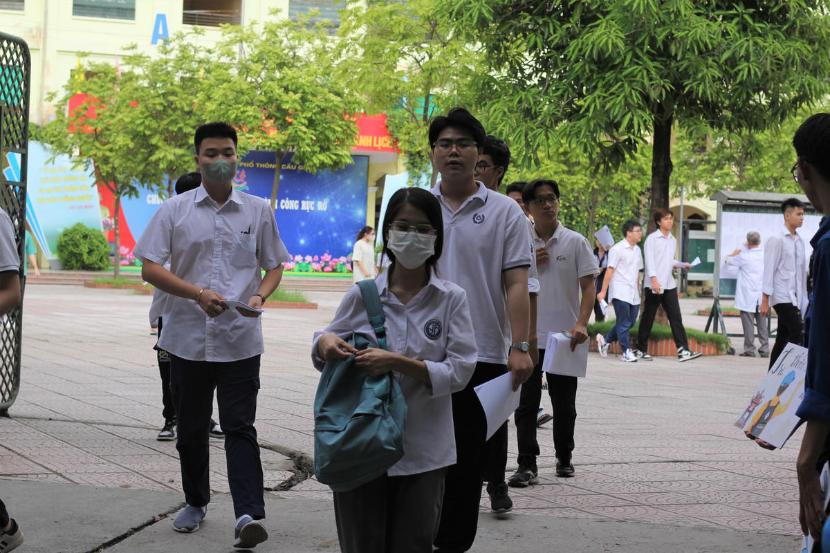 Thí sinh lần lượt ra về sau khi kết thúc môn thi thứ 2. Ảnh: Ngọc Ánh.