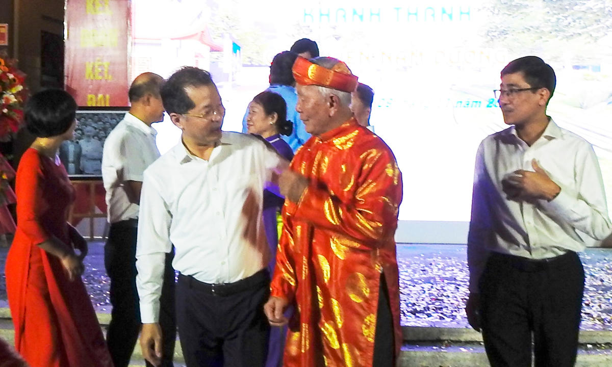 Bí thư Thành ủy Đà Nẵng Nguyễn Văn Quảng ân cần thăm hỏi người cao tuổi trong Ngày hội. Ảnh: Thanh Tùng.