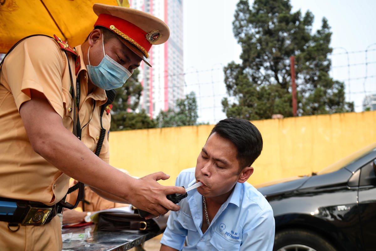 Sau khi dừng xe, các cán bộ công an thuộc đội CSGT số 6 tiến hành kiểm tra giấy tờ của lái xe, đồng thời test nồng độ cồn và kiểm tra ma tuý.