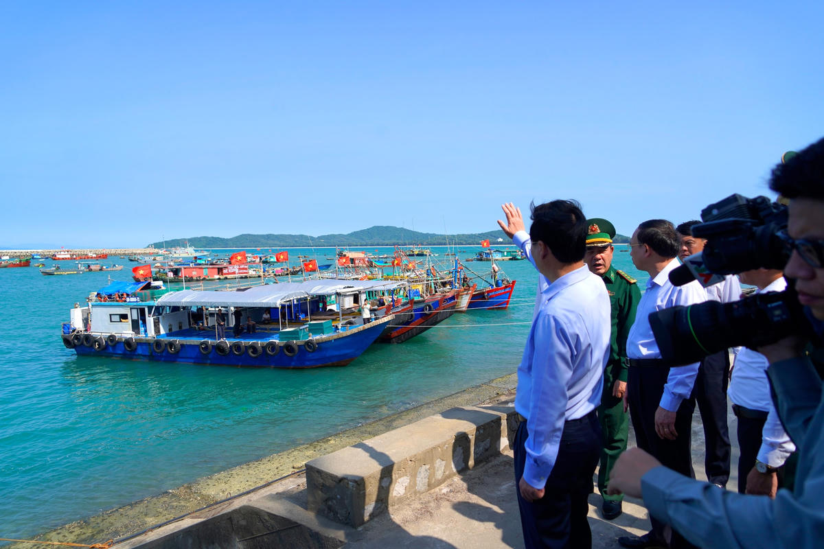 Chủ tịch nước chúc bà con ngư dân ra khơi đạt sản lượng cao, khai thác thủy sản đạt kết quả tốt, phát triển kinh tế gia đình, góp phần phát triển kinh tế - xã hội của huyện và bảo vệ chủ quyền biển, đảo thiêng liêng của Tổ quốc.