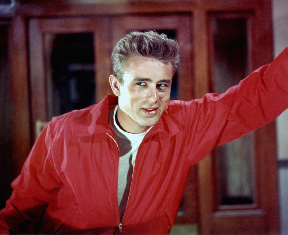 James Dean và chiếc áo khoác đỏ gây sốt trong phim "Nổi loạn vô cớ" (Rebel Without a Cause) công chiếu khoảng 1 tháng sau khi anh qua đời.  