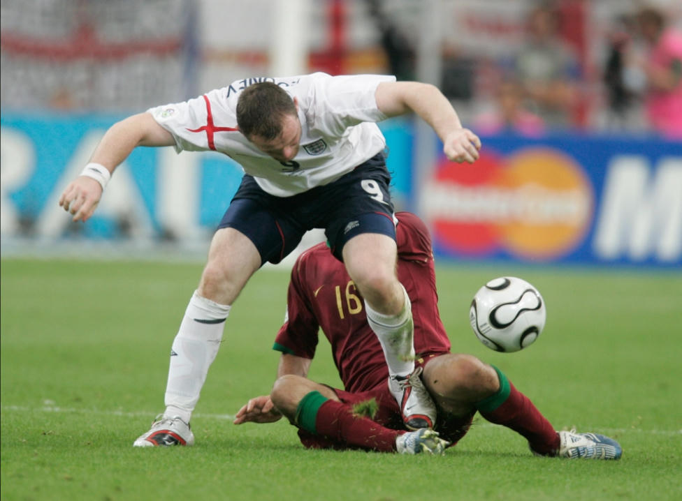 Wayne Rooney đạp lên Ricardo Carvalho tại World Cup 2006 và nhận thẻ đỏ. Ảnh: News Group Newspapers Ltd.