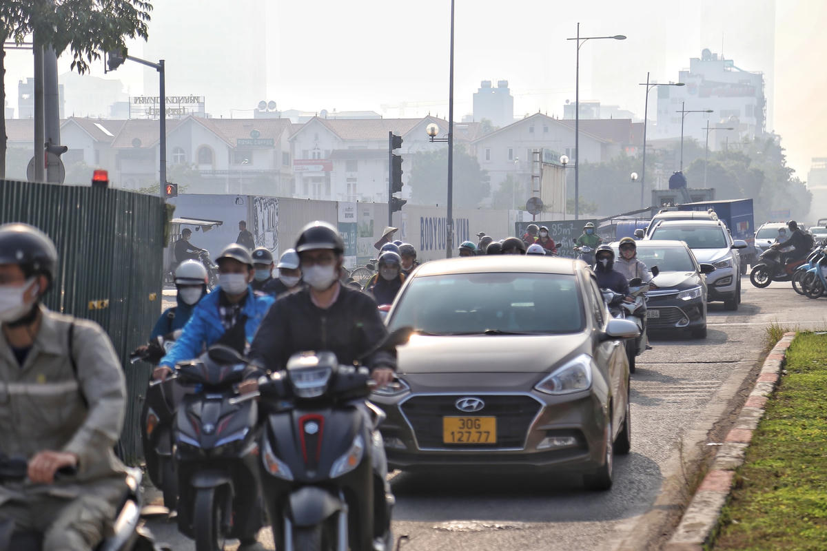 Hàng dài phương tiện nối đuôi nhau vượt loạt "lô cốt" trên đường Vũ Trọng Khánh.