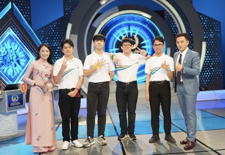 MC Khánh Vy và Ngọc Huy dẫn chương trình Chung kết Olympia năm thứ 22 tại trường quay S14. Hai MC cũng đã đồng hành với 4 nhà leo núi qua từng vòng thi, từng câu hỏi. 
