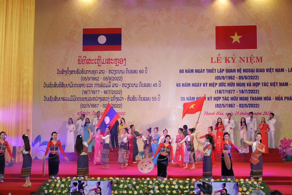 Một tiết mục văn nghệ ôn lại truyền thống lịch sử thể hiện tinh thần đoàn kết Việt - Lào. 