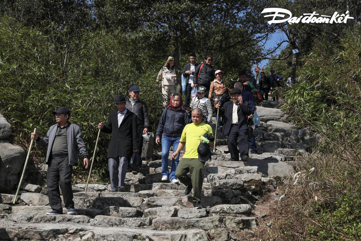 Trả lời PV Báo Đại Đoàn Kết Online, đại diện Ban Quản lý Di tích và Rừng quốc gia Yên Tử cho biết: Trong ngày đầu khai hội, có khoảng 1 vạn người hành hương về Yên Tử. Số lượng khách đến Yên Tử vào những ngày cuối tuần có thể tăng cao hơn rất nhiều so với ngày khai hội ở đầu tuần.