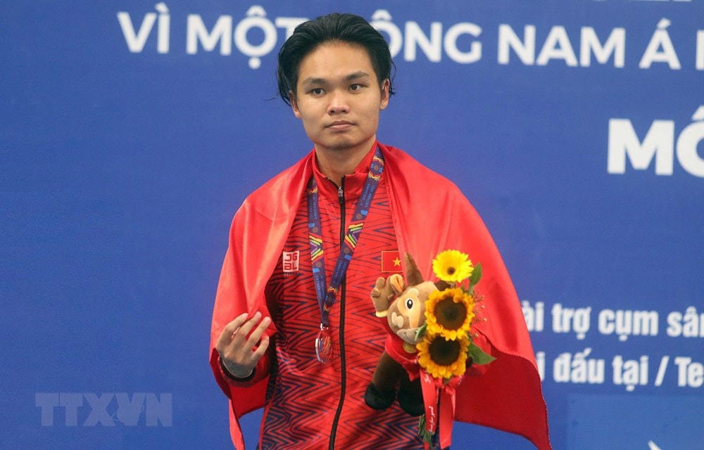 VĐV Trịnh Linh Giang (Việt Nam) giành HCB nội dung đơn nam môn Quần vợt SEA Games 31. (Ảnh: TTXVN).