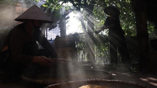 Bộ phim được nam đạo diễn sử dụng chất liệu quen thuộc, hình ảnh gần gũi với mỗi người. 