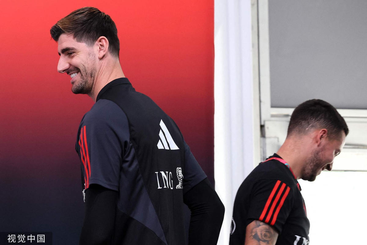 Cầu thủ Bỉ bằng mặt nhưng không bằng lòng với nhau. Ảnh: 163.