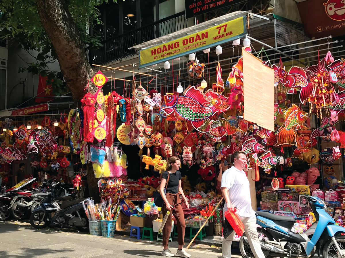 Phố Hàng Mã rực rỡ trước thềm Tết Trung thu.  