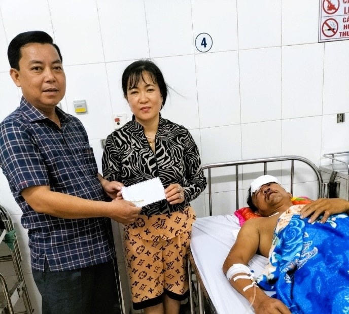 Phó Chủ tịch UBND huyện Hồng Dân Nguyễn Hoàng Vũ  trao tiền hỗ trợ cho người thân bệnh nhân Đặng Văn Dũng tại Bệnh viện đa khoa Bạc Liêu.
