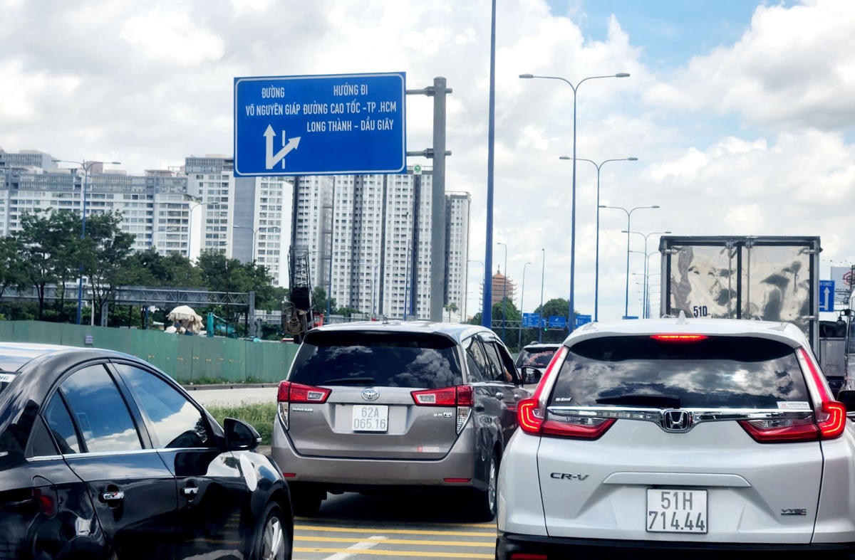 Ùn ứ đường vào cao tốc TP Hồ Chí Minh - Long Thành - Dầu Giây