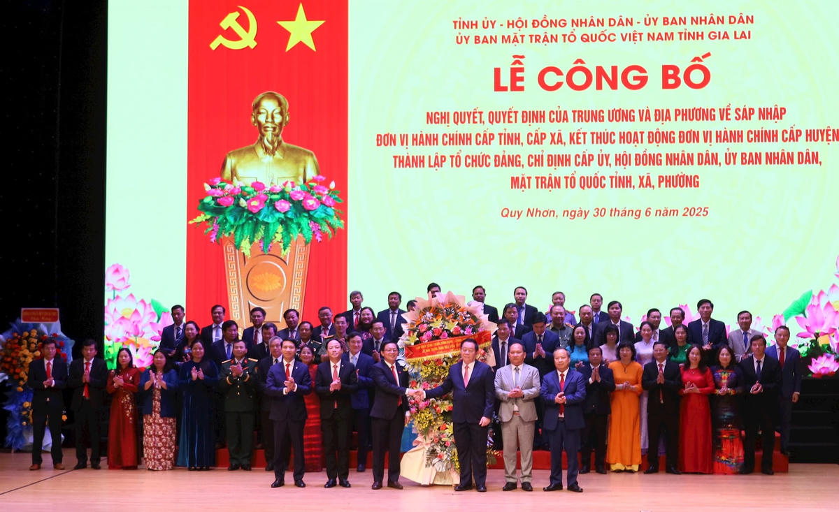 Ông Nguyễn Trọng Nghĩa - Trưởng Ban Tuyên giáo và Dân vận Trung ương tặng hoa chúc mừng Ban Chấp hành Đảng bộ tỉnh Gia Lai (mới) nhiệm kỳ 2020-2025