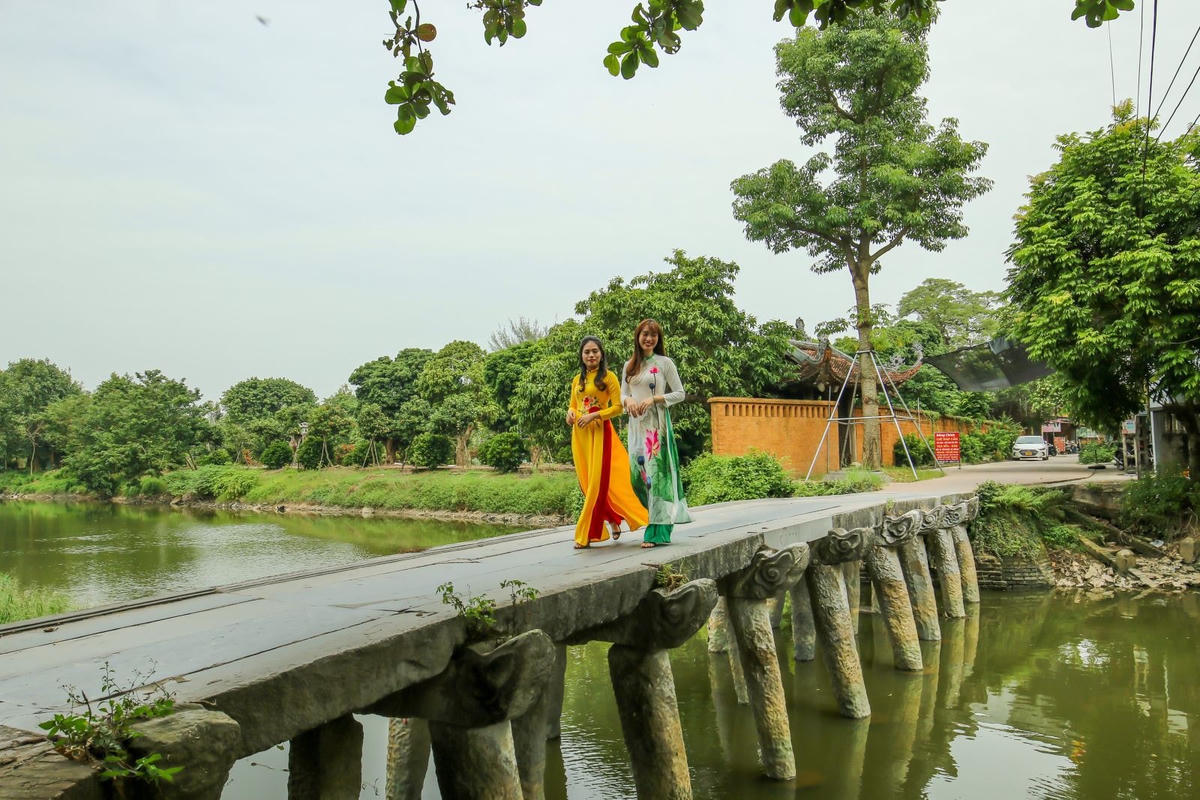 Cầu đá làng Nôm (xã Đại Đồng, huyện Văn Lâm, tỉnh Hưng Yên).  