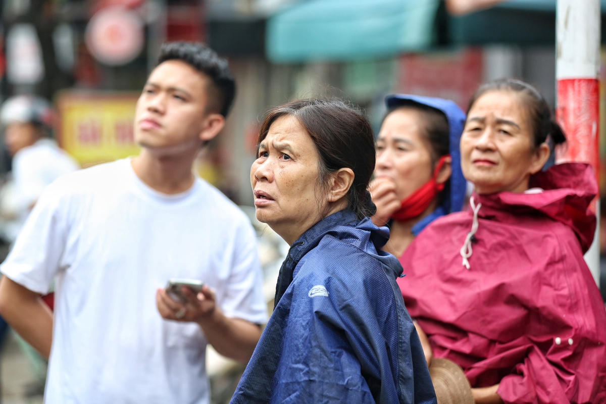 Phía bên ngoài ngôi nhà bị cháy tập trung rất đông người.