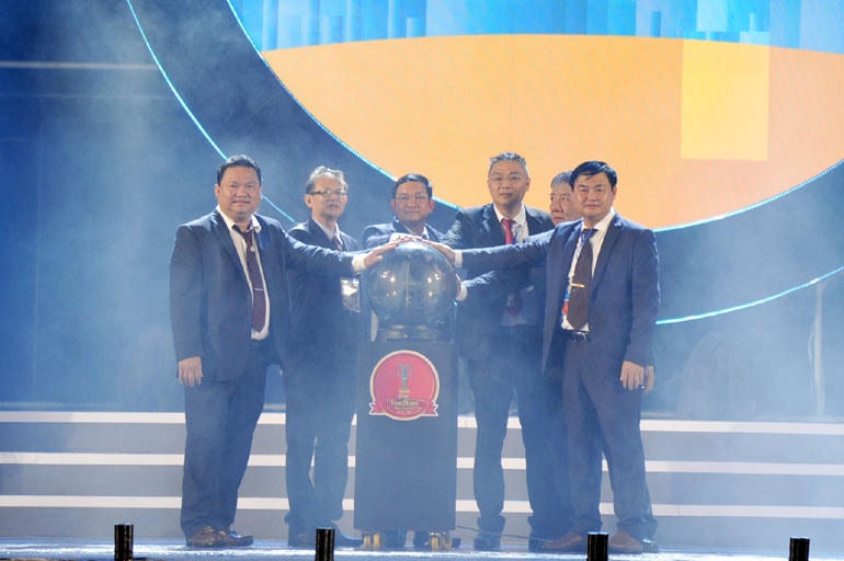 Thực hiện nghi thức khai mạc Lễ hội tôm hùm TX Sông Cầu lần thứ 1, năm 2022.