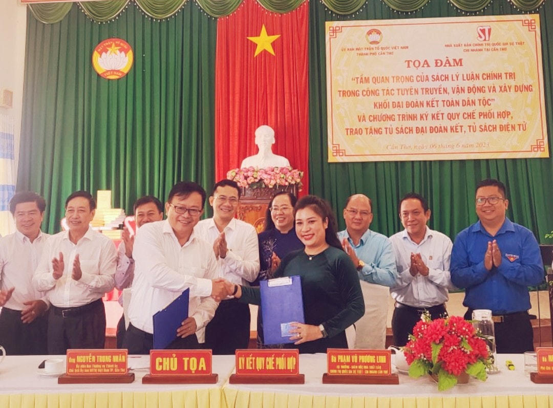 Lãnh đạo Uỷ ban MTTQ Việt Nam TP Cần Thơ và lãnh đạo NXB Chính trị Quốc gia Sự thật chi nhánh Cần Thơ thống nhất ký kết thảo thuận hợp tác và quy chế phối hợp.