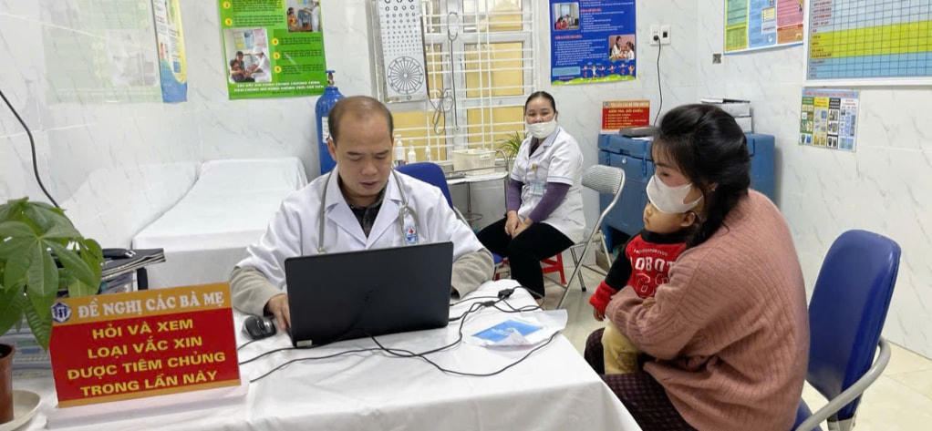 Bác sĩ Làu Nhục Sáng khám cho bệnh nhân tại trạm y tế xã Quảng Lâm (huyện Đầm Hà). Ảnh do nhân vật cung cấp.