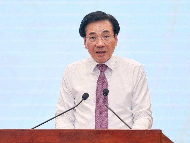 Bộ trưởng, Chủ nhiệm Văn phòng Chính phủ Trần Văn Sơn thông tin với báo chí.  