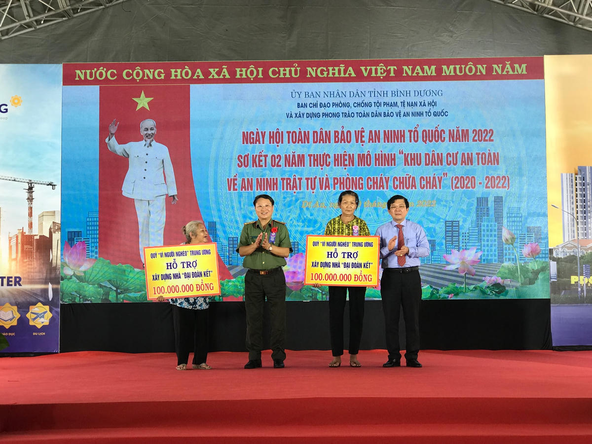 Phó Chủ tịch Nguyễn Hữu Dũng trao bảng tượng trưng kinh phí xây dựng 2 ngôi nhà Đại Đoàn Kết cho 2 hộ dân.
