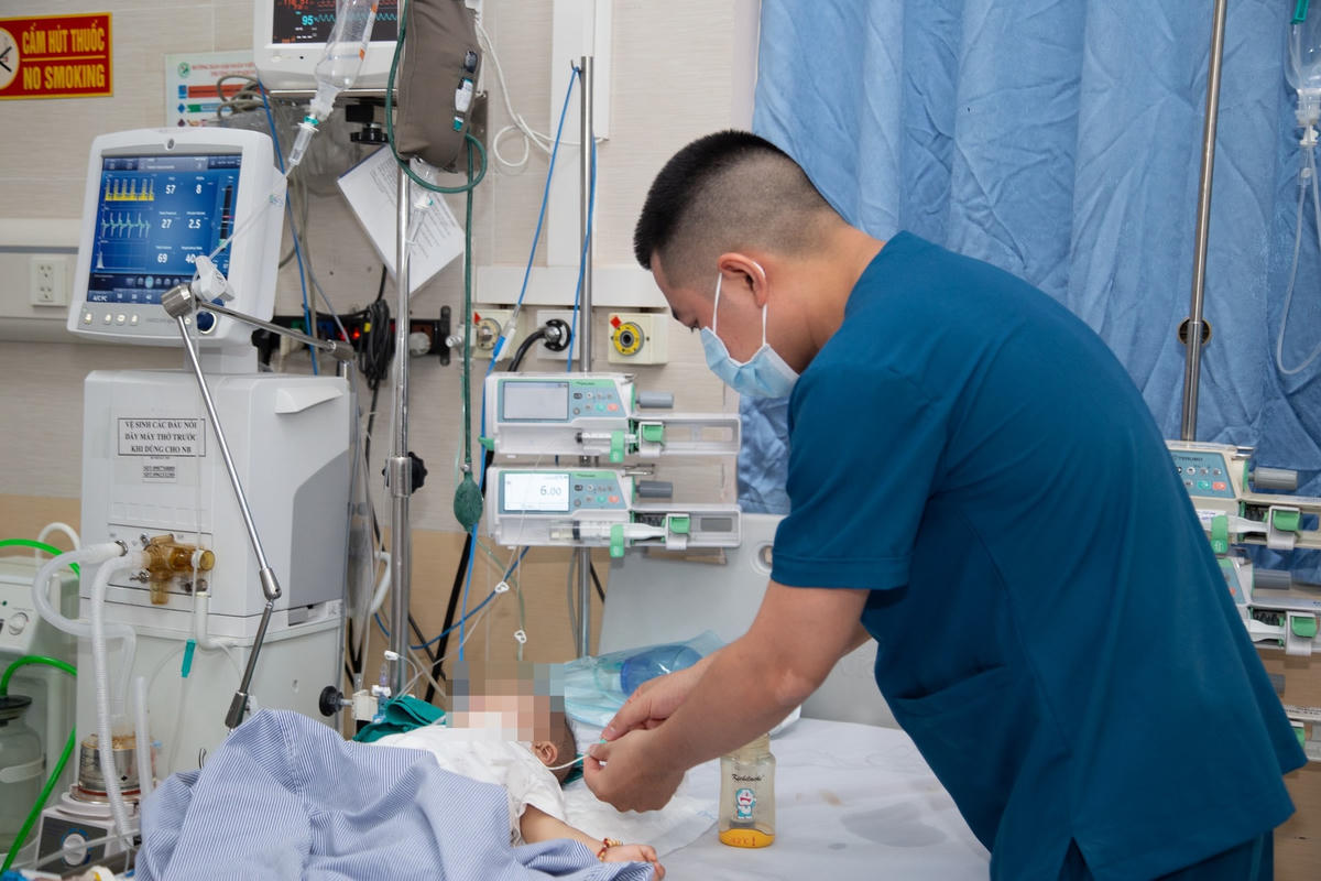 Chăm sóc và điều trị trẻ nhập viện do biến chứng của tay chân miệng tại Bệnh viện đa khoa Đức Giang. Ảnh: BVCC.