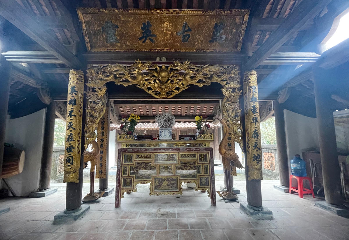 Hạ điện là nơi để tổ chức các nghi lễ cúng bái vào ngày giỗ Nghĩa vương Nguyễn Biểu và các ngày lễ, tết.