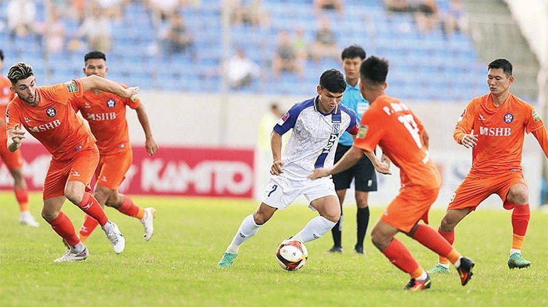 SHB Ðà Nẵng (áo cam) gây thất vọng khi để thua 0-1 trước Sông Lam Nghệ An. Nguồn: VPF.
