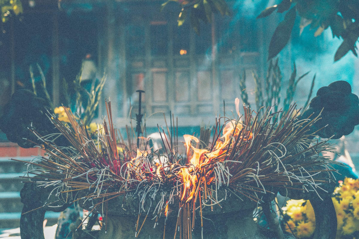 Số lượng du khách đầu năm tại đền ông Hoàng Mười đông nên lượng thắp hương nhiều khiến cho lư hương phía ngoài sảnh lúc nào cũng đỏ lửa.