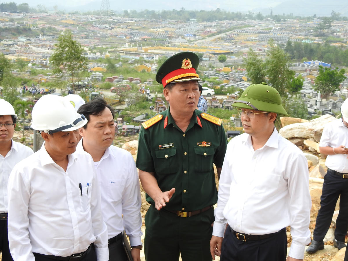 Bí thư thành ủy Đà Nẵng Nguyễn Văn Quảng (phải) nghe Đại tá Nguyễn Quang Vinh, Phó Chỉ huy trưởng Bộ Chỉ huy quân sự TP Đà Nẵng đề xuất phương án khắc phục hậu quả tại hiện trường vụ sạt lở. Ảnh Thanh Tùng.