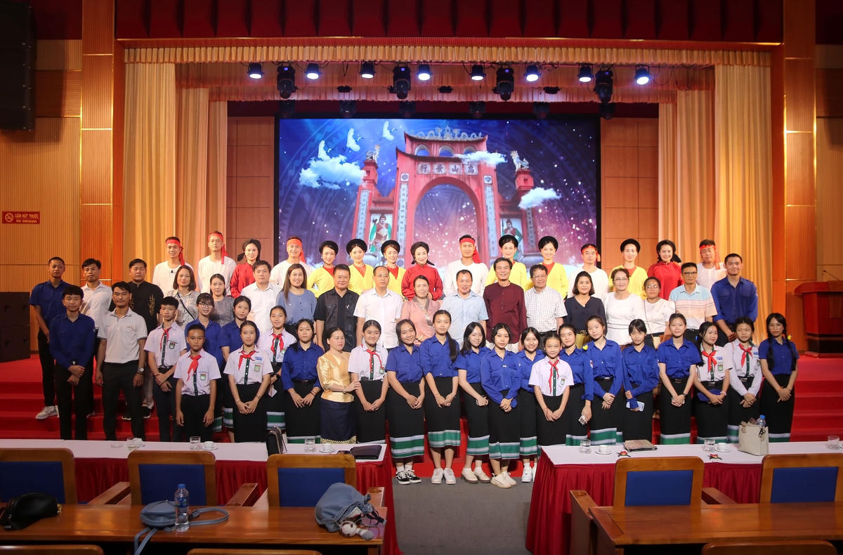 [Ảnh] Giáo viên và học sinh tiêu biểu Trường song ngữ Lào - Việt Nam Nguyễn Du dâng hương tại Đền Hùng