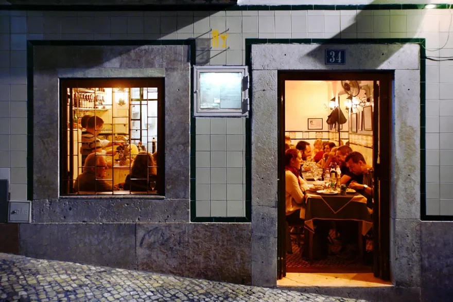 Khu Bairro Alto đã trở thành một địa điểm giải trí về đêm ,nổi tiếng với nhiều quán bar và nhà hàng.