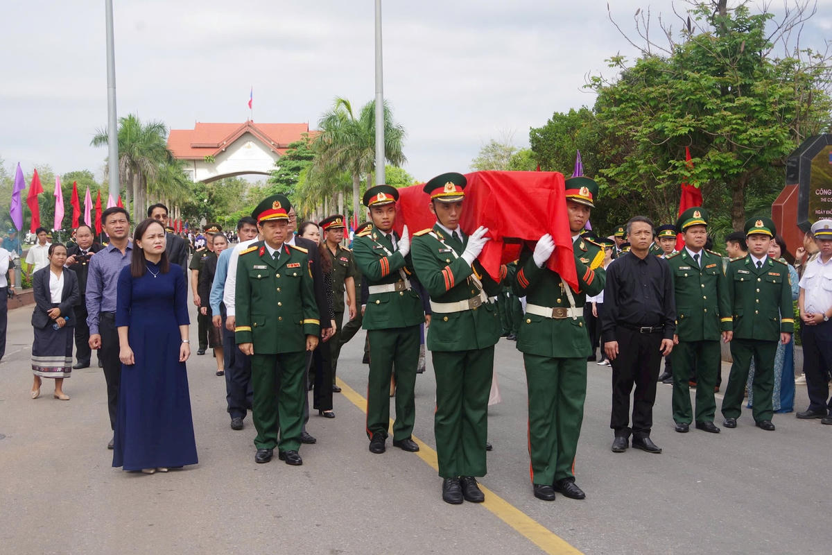 12-hai-cot-liet-si-1.jpg