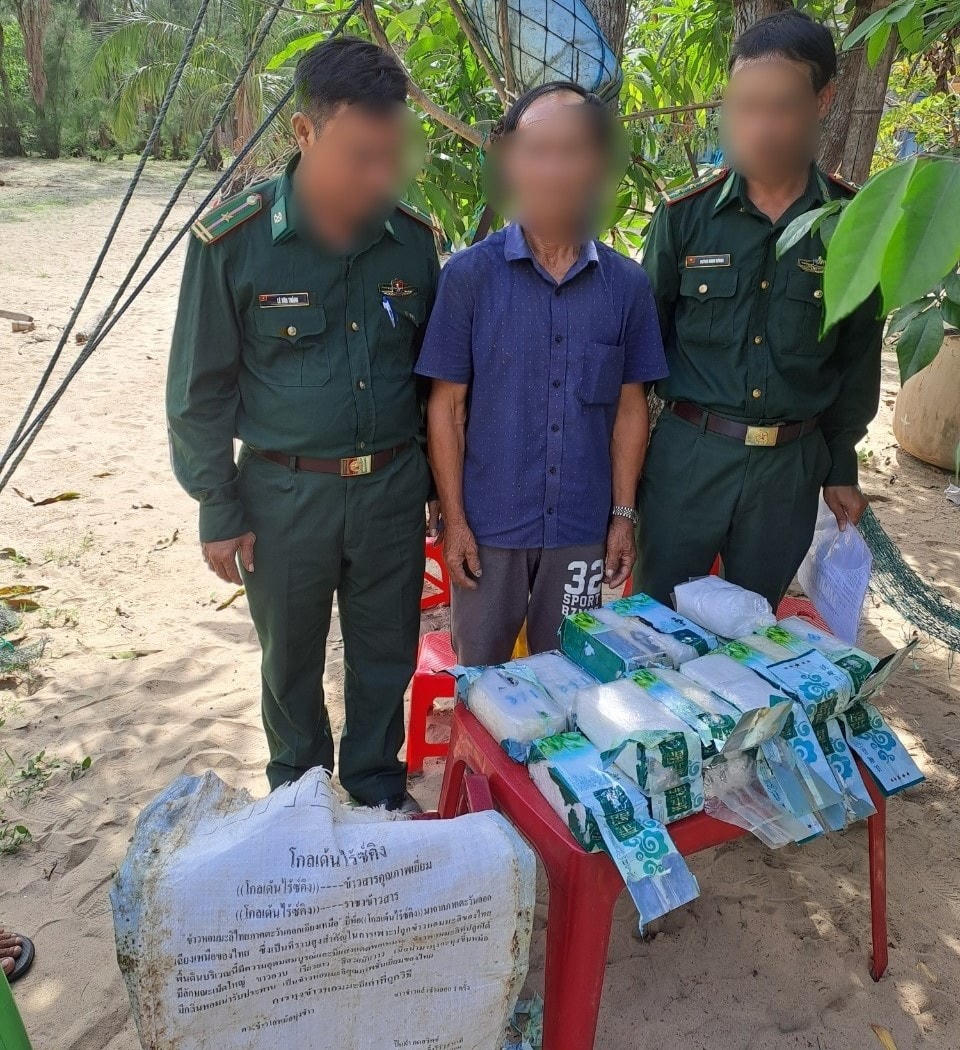 Phát hiện 20 gói nghi là ma túy đá trôi dạt vào bờ biển.